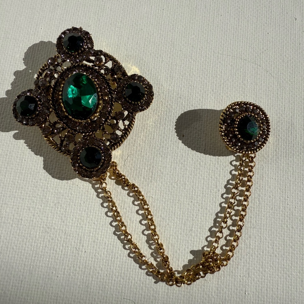 Vintage Emerald Brooch Pin with Chain 
Elegant Green Crystal Statement Jewelry - Picture 9 of 9